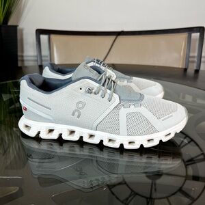 On Cloud 5 sneakers in the Glacier/White colorway Women’s Sz 10